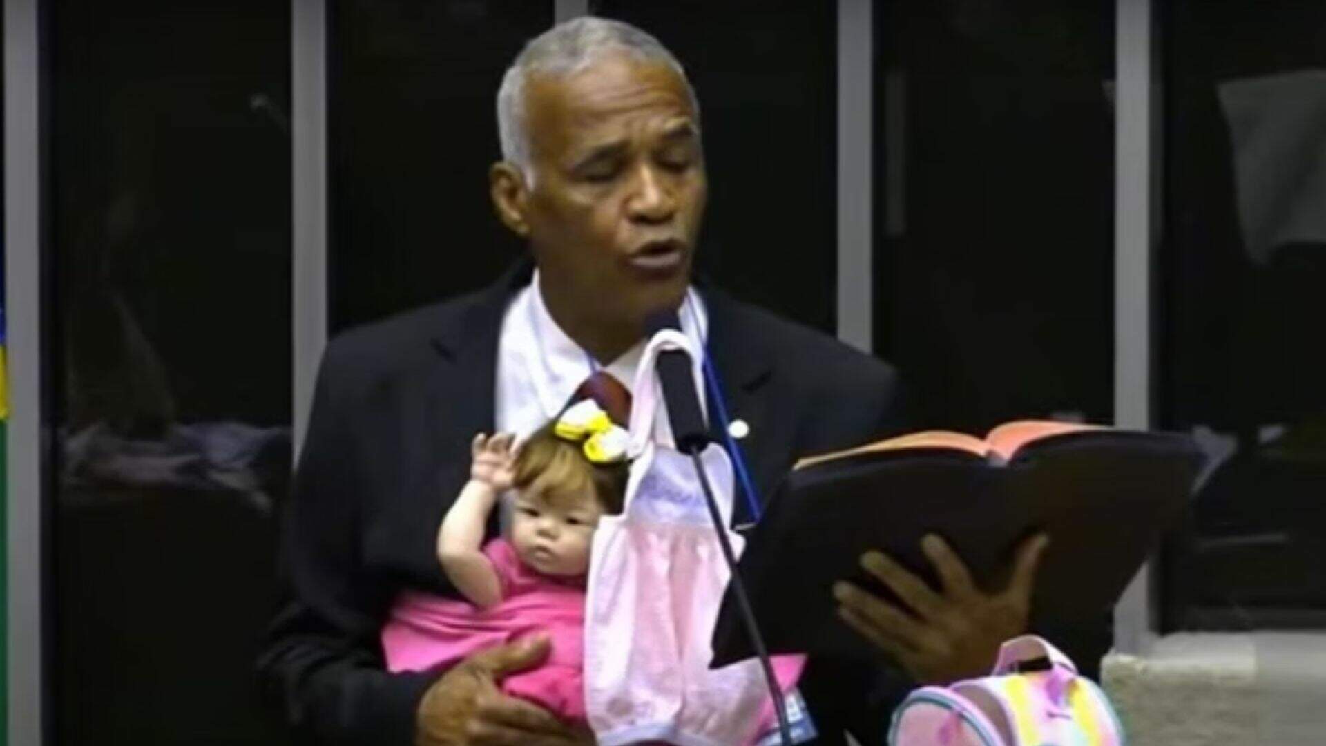 Deputado leva bebê reborn para câmara dos deputados e divide opiniões