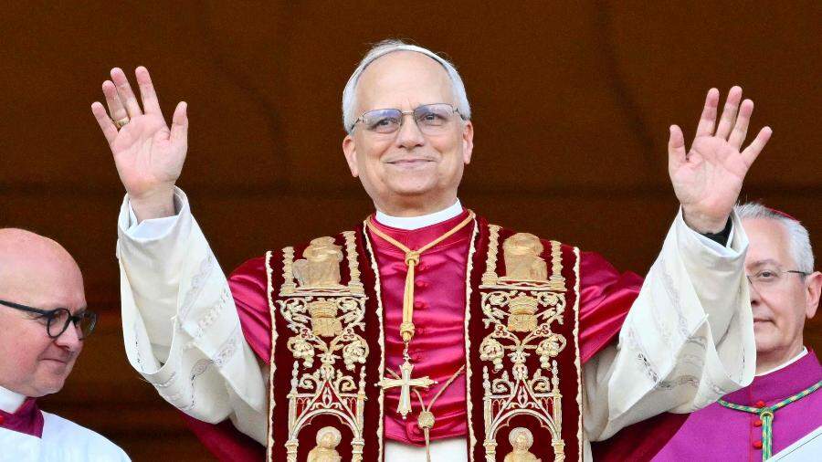 Papa Leão XIV se emociona em primeiro discurso após ser eleito novo líder da Igreja Católica