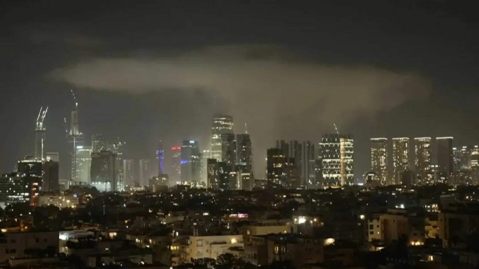 Rede Globo interrompe programação e exibe mísseis lançados pelo Irã em Israel