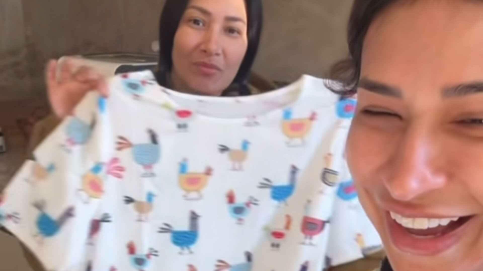 Simone revela presente inusitado de Simaria: “Era um vestido com estampa de galinha”
