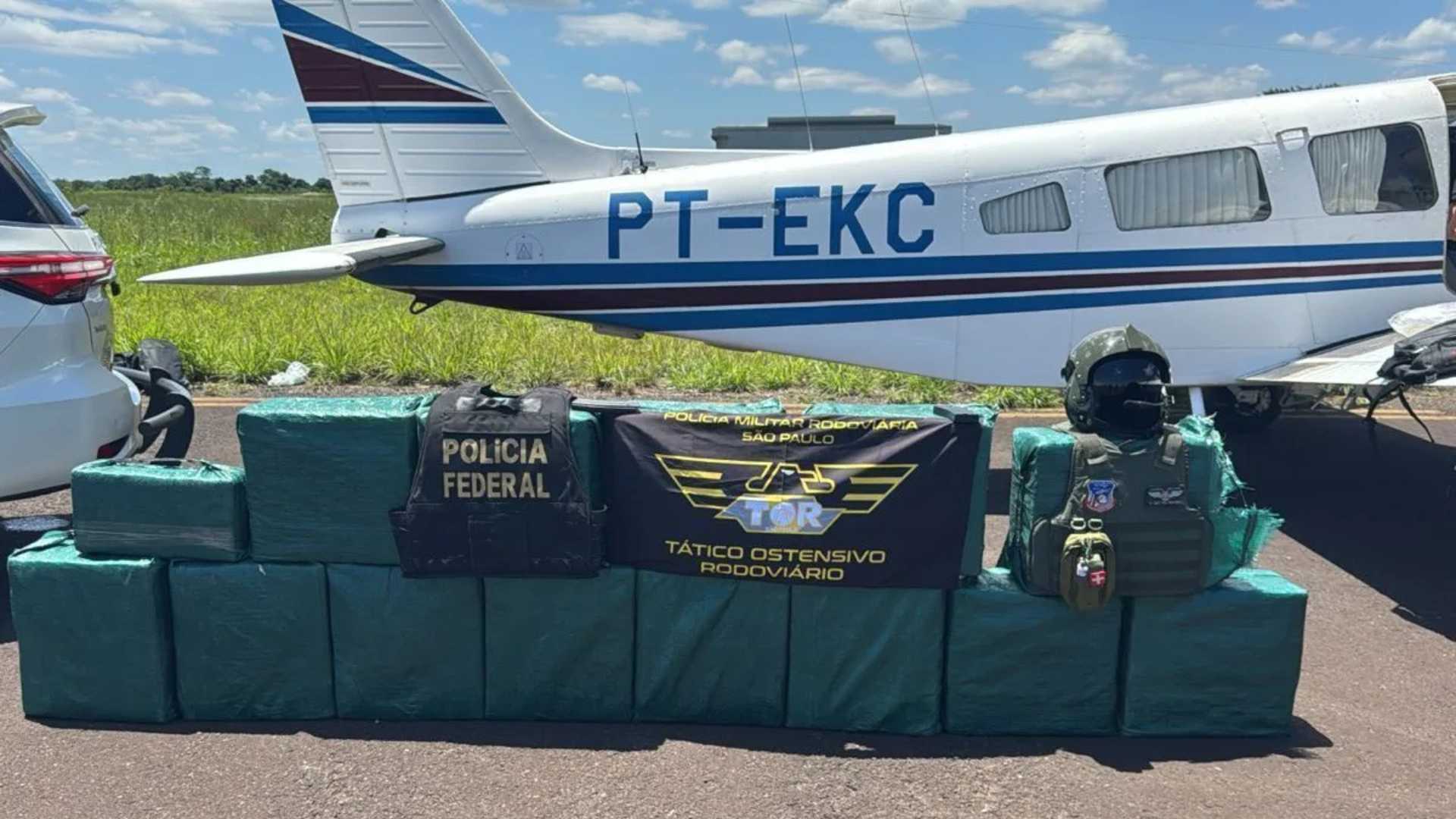 Piloto flagrado com 435 kg de cocaína em avião é absolvido por abordagem ilegal