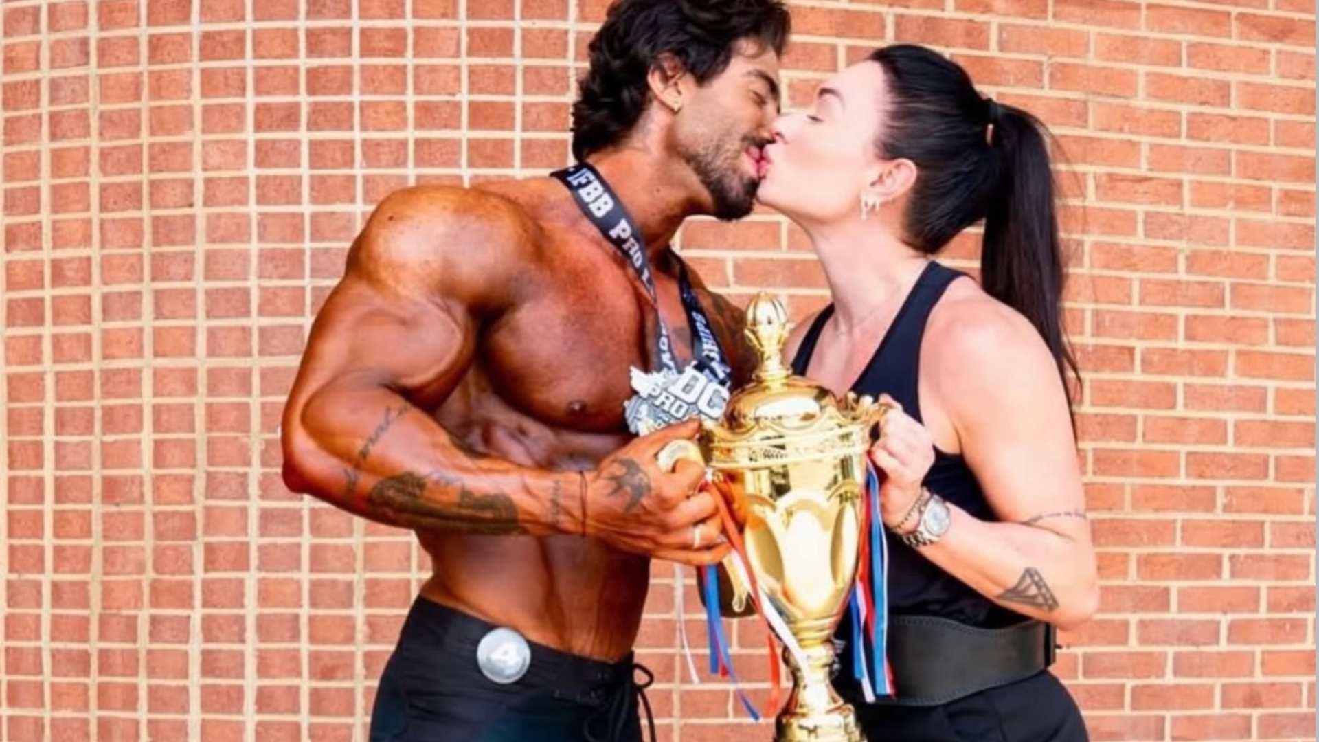 Juju Salimeni maquia o noivo para campeonato de fisiculturismo nos EUA e ele sai campeão