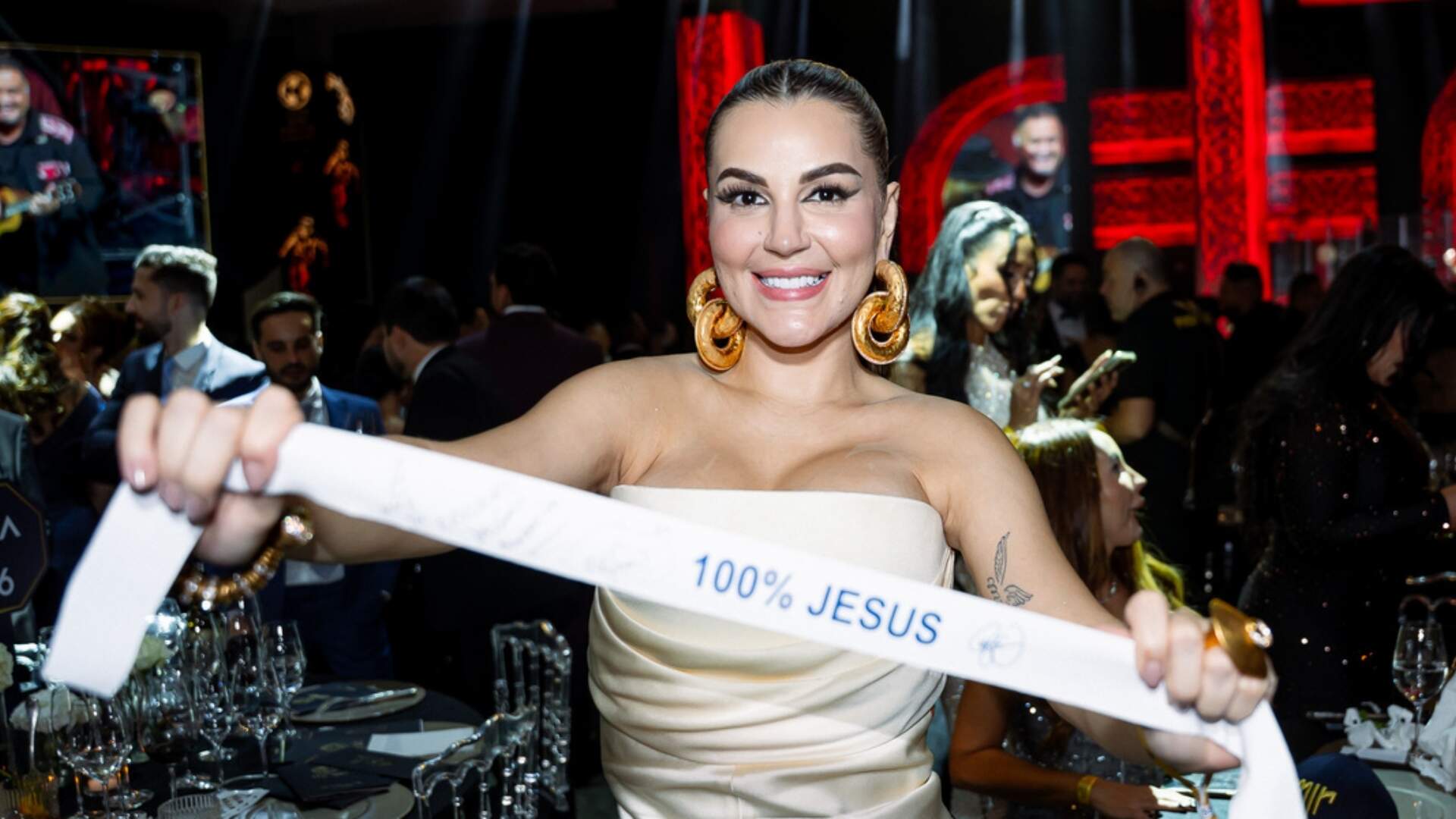 Deolane arremata faixa “100% Jesus” e pede autógrafo a Neymar